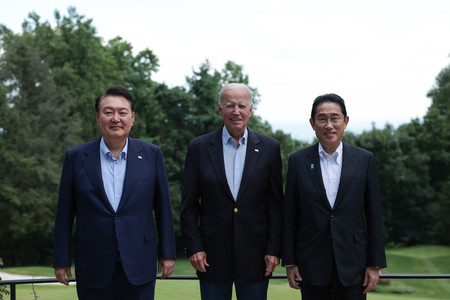（右から）岸田文雄首相、バイデン米大統領、韓国の尹錫悦大統領＝８月１８日、ワシントン近郊のキャンプデービッド（ＥＰＡ時事）