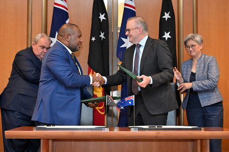 ７日、キャンベラで安全保障協定署名式に臨むオーストラリアのアルバニージー首相（中央右）とパプアニューギニアのマラペ首相（同左）（ＥＰＡ時事）