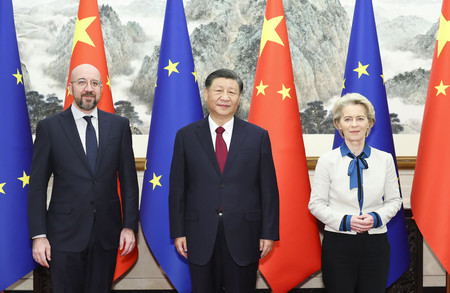 ７日、北京で会談に臨む（左から）欧州連合（ＥＵ）のミシェル大統領、中国の習近平国家主席、フォンデアライエン欧州委員長（ＥＰＡ時事）