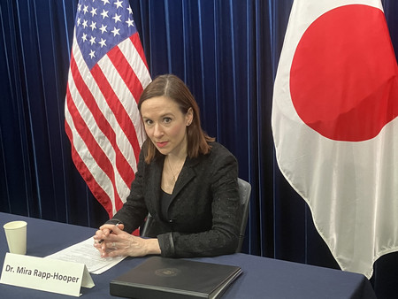 ７日、東京都内で記者団と懇談する米国家安全保障会議（ＮＳＣ）のラップフーパー・インド太平洋部長