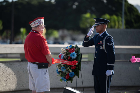 ７日、米ハワイ・オアフ島で開かれた真珠湾攻撃による戦没者の追悼式典（米軍パールハーバー・ヒッカム統合基地のＳＮＳ投稿より）