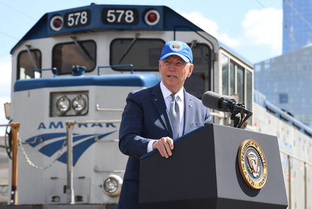 全米旅客鉄道公社（アムトラック）の５０周年記念イベントで、演説するバイデン大統領＝２０２１年４月、ペンシルベニア州フィラデルフィア（ＡＦＰ時事）