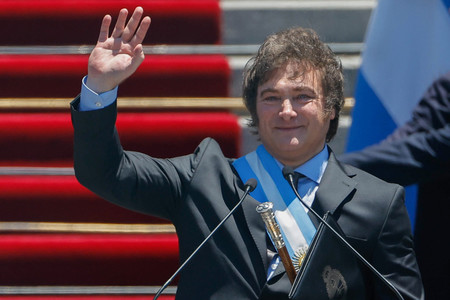 １０日、ブエノスアイレスにある国会議事堂でアルゼンチン大統領に就任したハビエル・ミレイ氏（ＥＰＡ時事）