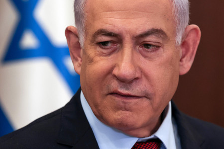 １０日、エルサレムで閣議に臨むイスラエルのネタニヤフ首相（ＡＦＰ時事）