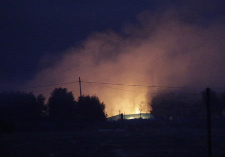 １０日、パレスチナ自治区ガザ南部の難民キャンプで、イスラエル軍の攻撃を受け立ち上る炎と煙（ＥＰＡ時事）
