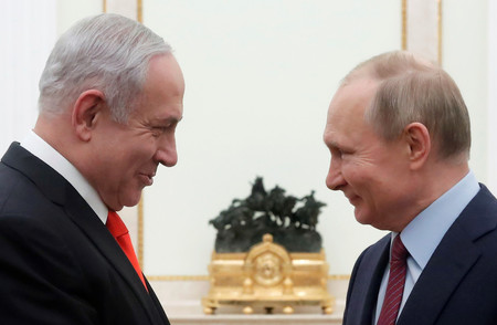 イスラエルのネタニヤフ首相（左）とロシアのプーチン大統領＝２０２０年１月、モスクワ（ＡＦＰ時事）