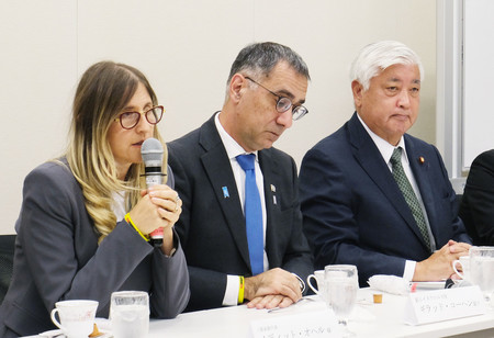 日本イスラエル友好議連の中谷元会長（右）らと面会した、イスラム組織ハマスに息子を拉致されたイディット・オヘルさん（左）＝１１日、国会内
