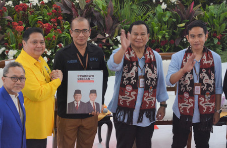 インドネシア大統領選に立候補しているプラボウォ国防相（右から２人目）と、副大統領候補でジョコ大統領長男のギブラン氏（右端）＝１０月２５日、ジャカルタ