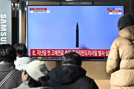 １８日、ソウル市内の駅で、北朝鮮の弾道ミサイル発射を伝えるニュースを見る人々（ＡＦＰ時事）
