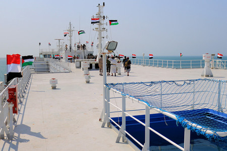 イエメンのフーシ派に拿捕（だほ）され、同国やパレスチナの旗が掲揚された日本郵船運航の船舶＝１１月２２日、イエメン西部ホデイダの沖合（ＡＦＰ時事）