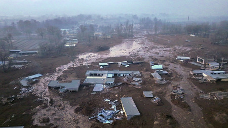 １９日、中国内陸の青海省海東市で、地震による土砂災害に遭った集落（ＥＰＡ時事）