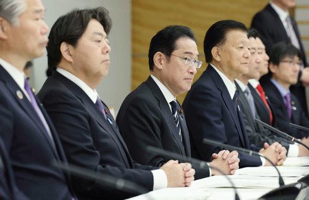 月例経済報告等に関する関係閣僚会議に臨む岸田文雄首相（左から３人目）ら＝１９日午後、首相官邸