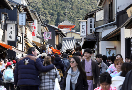 観光客でにぎわう清水寺への参道「清水坂」＝１日、京都市東山区