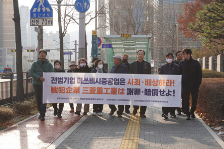 ２８日、ソウルの韓国最高裁に向かう元徴用工訴訟の原告ら