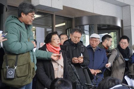２８日、ソウルの韓国最高裁で判決後に取材に応じる元徴用工訴訟の原告側