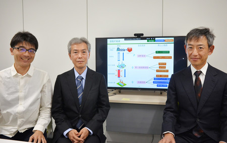 放射性廃棄物を利用する技術開発に取り組む日本原子力研究開発機構の家田淳一マネジャー（左）、伴康俊グループリーダー（中央）、菅原隆徳研究主幹＝２０２３年１１月、東京都千代田区の同機構東京事務所