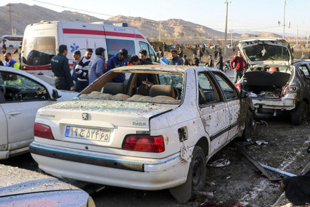 イラン南東部ケルマンで起きた爆発で損壊した車両＝３日（ＥＰＡ時事）