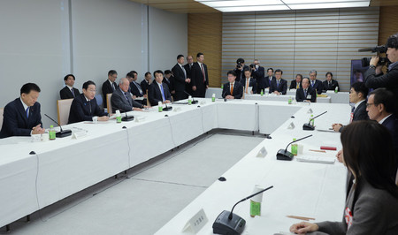 経済財政諮問会議で発言する岸田文雄首相（左から２人目）＝２２日午前、首相官邸