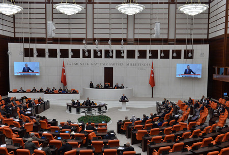 ２３日、アンカラで開かれたトルコ議会本会議（ＥＰＡ時事）
