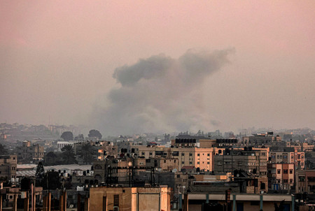 ２３日、パレスチナ自治区ガザ南部ハンユニスの上空に立ち上る煙（ＡＦＰ時事）