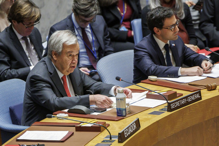 ２３日、米ニューヨークの国連本部で開かれた安保理会合で発言するグテレス国連事務総長（手前左）（ＥＰＡ時事）