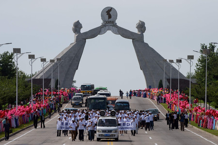 朝鮮半島の南北統一を象徴する「祖国統一三大憲章記念塔」＝２０１８年９月、平壌（ＡＦＰ時事）