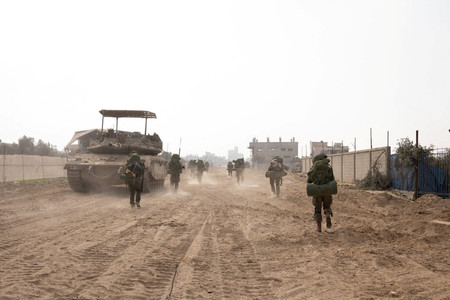 パレスチナ自治区ガザに展開したイスラエル軍兵士＝同軍が２３日提供（ロイター時事）