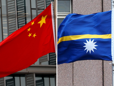 中国（写真左）とナウルの国旗（いずれもＥＰＡ時事）