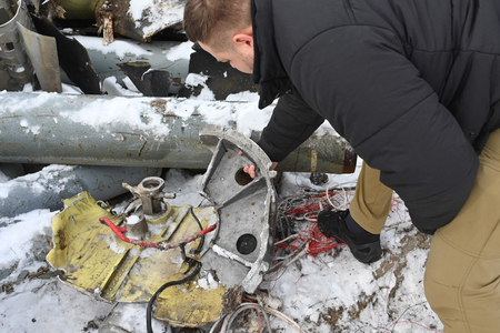 ウクライナへの攻撃に使用されたミサイルの残骸を調べる検察の係官＝６日、ハリコフ（ＡＦＰ時事）