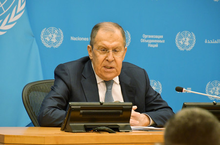 ２４日、ニューヨークの国連本部で記者会見するロシアのラブロフ外相