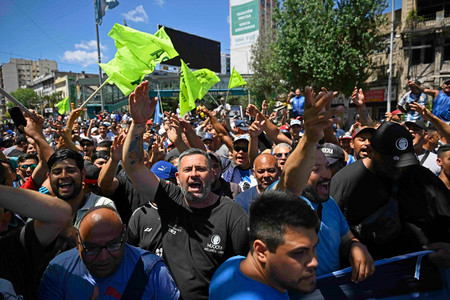 ２４日、アルゼンチンの首都ブエノスアイレス郊外で行われた、ミレイ政権の経済改革に抗議するゼネスト（ＡＦＰ時事）