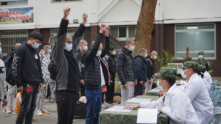 ２５日、台湾中部・台中市の陸軍訓練所で身体検査を受ける義務兵役の新兵たち