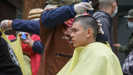 ２５日、台湾中部・台中市の陸軍訓練所で、入隊時に髪を刈られる義務兵役の新兵