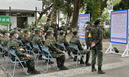 ２５日、台湾中部・台中市の陸軍訓練所で、義務兵役期間を１年に延長した新制度下で入隊した第１陣の新兵ら