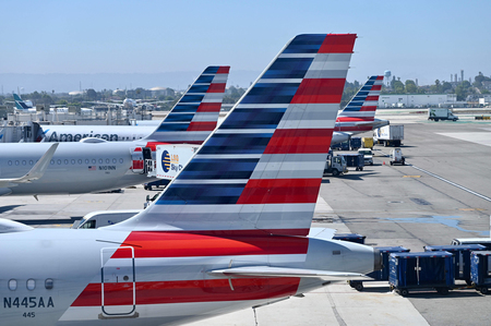 米カリフォルニア州のロサンゼルス国際空港に駐機するアメリカン航空機＝２０２３年７月（ＡＦＰ時事）