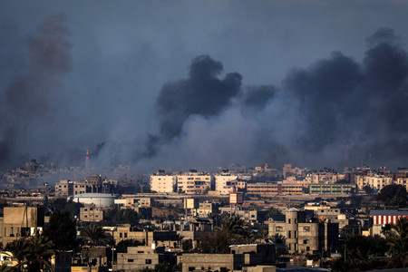 ２５日、イスラエルの爆撃を受け、パレスチナ自治区ガザ南部ラファから上がる煙（ＡＦＰ時事）