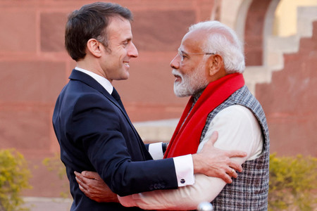 ２５日、インド北部ジャイプールで、フランスのマクロン大統領を歓迎するモディ首相（ＡＦＰ時事）