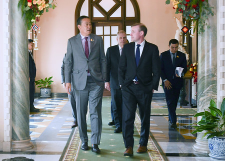 ２６日、バンコクで、サリバン米大統領補佐官（手前右）と並んで歩くタイのセター首相（タイ外務省提供・時事）