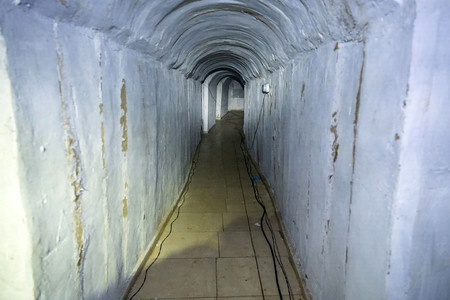 パレスチナ自治区ガザの南部ハンユニスで見つかった地下トンネル＝イスラエル軍が２１日公開（ＡＦＰ時事）