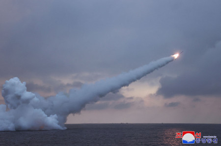 北朝鮮が２８日に実施した新型「潜水艦発射戦略巡航ミサイル」の発射実験（朝鮮通信・時事）