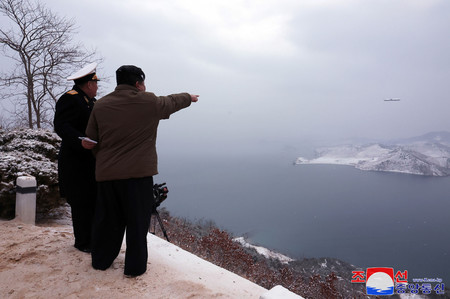 ２８日午前、潜水艦発射型の戦略巡航ミサイル「プルファサル（火矢）―３―３１」の試射を視察する北朝鮮の金正恩朝鮮労働党総書記（朝鮮通信・時事）