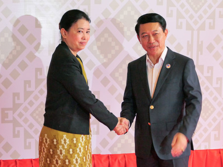 ２９日、ラオスのルアンプラバンで開かれた東南アジア諸国連合（ＡＳＥＡＮ）外相会議に出席したミャンマー外務省高官（左）