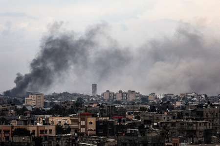 ２８日、イスラエルの攻撃を受け、パレスチナ自治区ガザ南部ラファから上がる煙（ＡＦＰ時事）