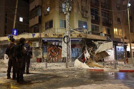 パレスチナ自治区ガザから飛来したロケット弾で破壊されたイスラエルの商都テルアビブの通り＝２０２３年１０月（ＡＦＰ時事）
