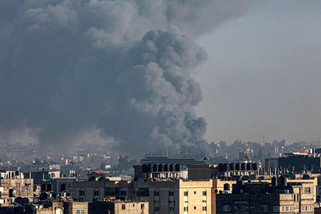 ２９日、イスラエル軍の攻撃を受け、煙が立ち上るパレスチナ自治区ガザ南部ラファ（ＡＦＰ時事）
