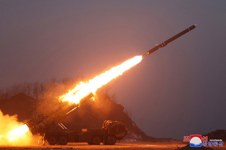 北朝鮮が３０日に行った戦略巡航ミサイル訓練とみられる画像＝朝鮮中央通信が３１日に配信（ロイター時事）