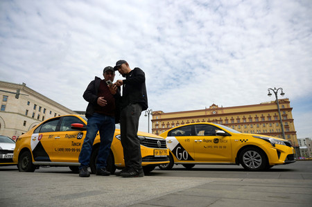 ロシア連邦保安局（ＦＳＢ）本部前に停車する配車サービス大手のタクシー＝２０２２年５月、モスクワ（ＡＦＰ時事）