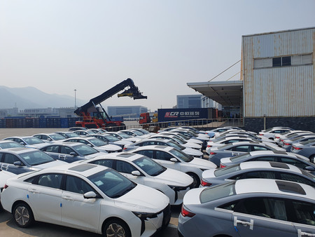 中国・重慶市の物流拠点に並ぶ輸出用の電気自動車（ＥＶ）＝２０２３年９月