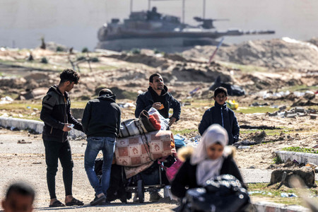 ３０日、パレスチナ自治区ガザ南部ハンユニスから避難する市民（ＡＦＰ時事）