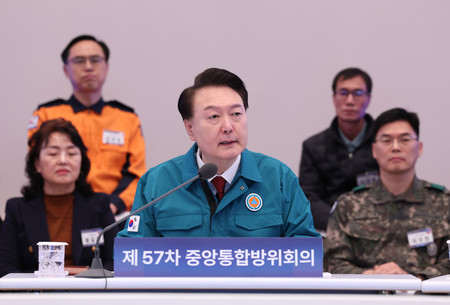 ３１日、ソウルで開かれた中央統合防衛会議で発言する韓国の尹錫悦大統領（中央）（ＥＰＡ時事）